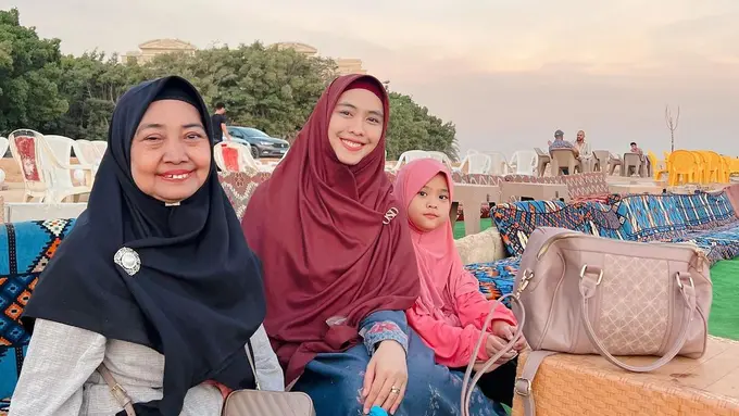 [Fimela] Oki Setiana Dewi