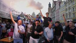 Para fans Chelsea menyalakan suar menjelang laga final Conference League 2024/2025 antara Real Betis melawan Chelsea di sekitar restoran kota Wroclaw, Polandia, Selasa (27/05/2025) waktu setempat. (AP Photo/Czarek Sokolowski)