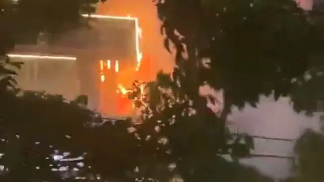 Kebakaran terjadi di Jalan MH Thamrin, Gondangdia, Menteng, Jakarta Pusat, pada Minggu (28/12/2025).