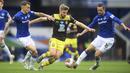 Gelandang Southampton, Stuart Armstrong, berebut bola dengan pemain Everton pada laga lanjutan Premier League pekan ke-34 di Goodison Park, Jumat (10/7/2020) dini hari WIB. Everton bermain imbang 1-1 atas Southampton. (Michael Regan/Pool via AP)