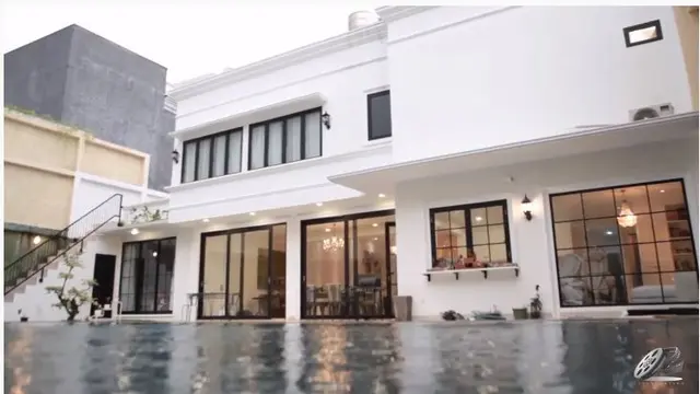 7 Potret Rumah Mewah Olivia Zalianty, Bernuansa Putih