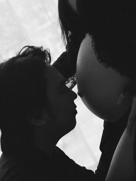 Meski demikian, karena kontraksi sudah bagus, ia diharapkan tetap di rumah sakit. Sekitar jam 5 sore, dicek lagi sudah masuk pembukaan 5.  Ia pun merasakan sakit yang sangat luar biasa. Ia pun mulai merasakan sakit yang makin sering. [Instagram/triarona]