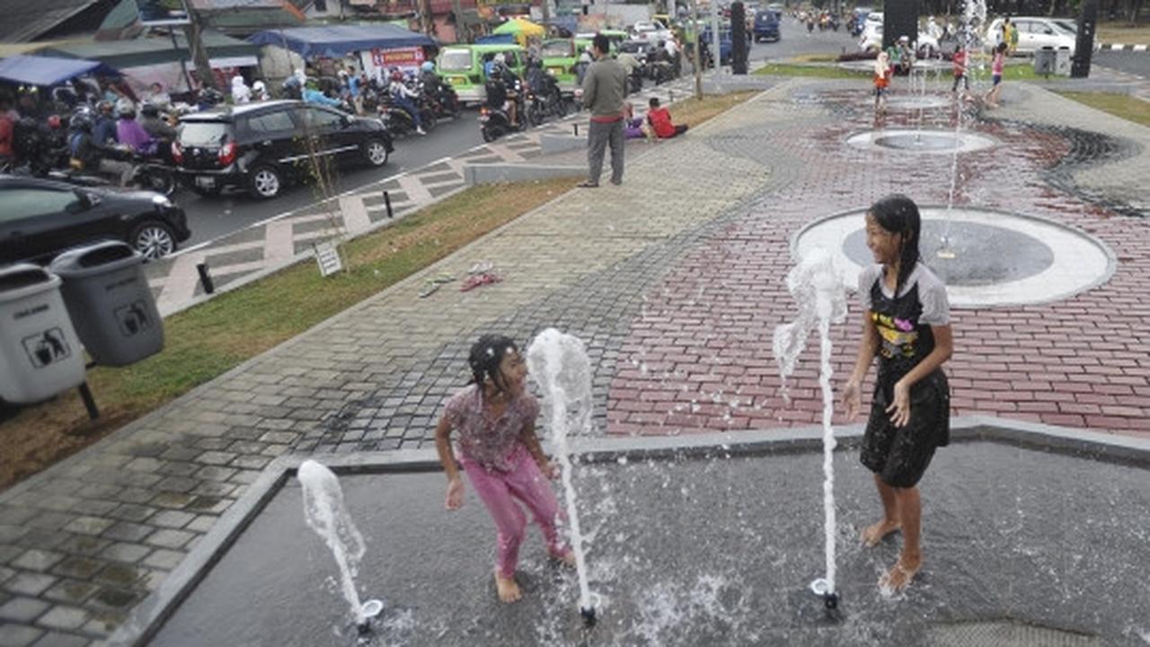 Kegembiraan anak-anak ngabuburit di Taman Air Mancur Bogor
