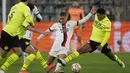 Pemain Besiktas. Can Bozdogan berebut bola dengan pemain Dortmund Jude Bellingham dalam pertandingan Grup C Liga Champions di Signal Iduna Park, Jerman, Rabu (8/12/2021). Dortmund menang telak atas Besiktas dengan skor 5-0. (AP Photo/ Martin Meissner)