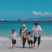 Dude Harlino dan Alyssa Soebandono beserta kedua anak (Instagram/ichasoebandono)