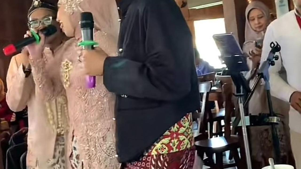 5.	Jadi MC Sekaligus Ajak Nyanyi Kedua Mempelai<br>