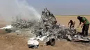 Puing-puing helikopter milik Rusia yang ditembak jatuh terlihat di wilayah Idlib, Suriah, Senin (1/8). Menurut laporan, helikopter berjenis Mi-8 itu dalam perjalanan kembali setelah membawa bantuan kemanusiaan ke Aleppo. (Mohamed al - Bakour/AFP)