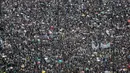 Pengunjuk rasa berkumpul di Victoria Park, Hong Kong, Minggu (18/8/2019). Puluhan ribu massa pro-demokrasi membawa payung saat hujan mengguyur Victoria Park dan sekitarnya. (AP Photo/Kin Cheung)