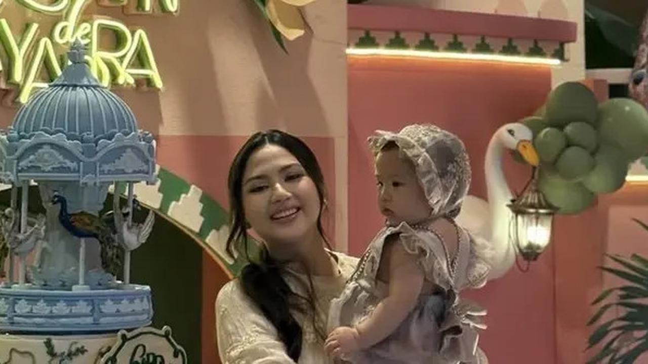 Gaya Elegan Jessica Mila dan Yakup Hasibuan Rayakan Ulang Tahun Pertama Baby Kyarra, Kompak dan Serasi Pakai Outfit Nuansa Ivory