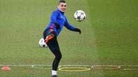 Aksi pemain PSG, Marco Verratti menendang bola saat latihan jelang leg kedua Liga Champions melawan Real Madrid di Ooredoo training center, Saint-Germain-en-Laye,Paris, (5/3/2018). Leg pertama PSG kalah 1-3. (AFP/Franck Fife)