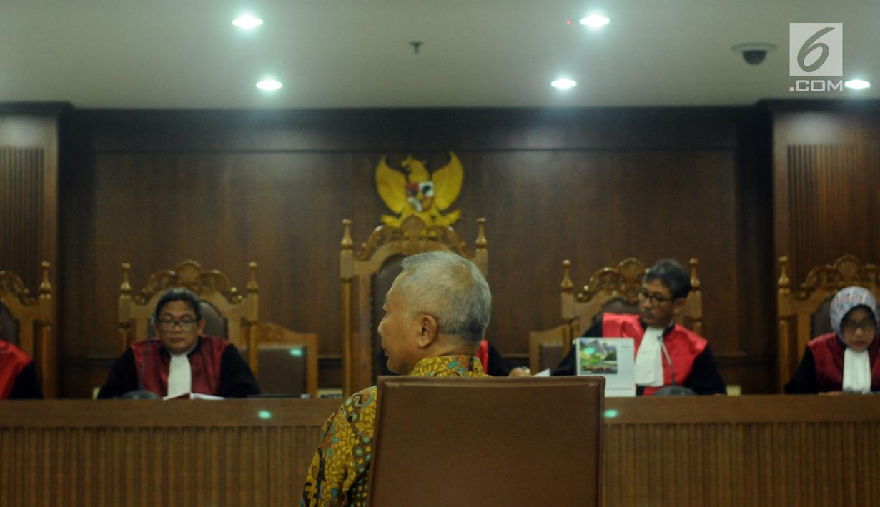 Mantan Dirjen Hubla Kemenhub, Antonius Tonny Budiono menyimak pembacaan dakwaan pada sidang perdana di Pengadilan Tipikor, Jakarta, Kamis (18/1). Sidang beragendakan pembacaan dakwaan oleh Jaksa Penuntut Umum. (Liputan6.com/Helmi Fithriansyah)