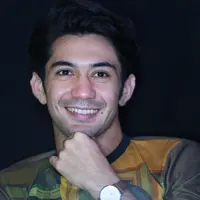Beberapa karakter sukses diperankan oleh Reza Rahadian. Kali ini, dalam film barunya ia berperan sebagai Bossman. Butuh waktu lama merubah penampilannya tersebut. (Adrian Putra/Bintang.com)