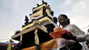 Umat Hindu membawa air suci seusai berdoa bersama pada upacara Melasti di Pura Segara, Cilincing, Jakarta, Minggu (3/3). Melasti merupakan upacara penyucian diri untuk menyambut Hari Raya Nyepi. (merdeka.com/Iqbal S Nugroho)