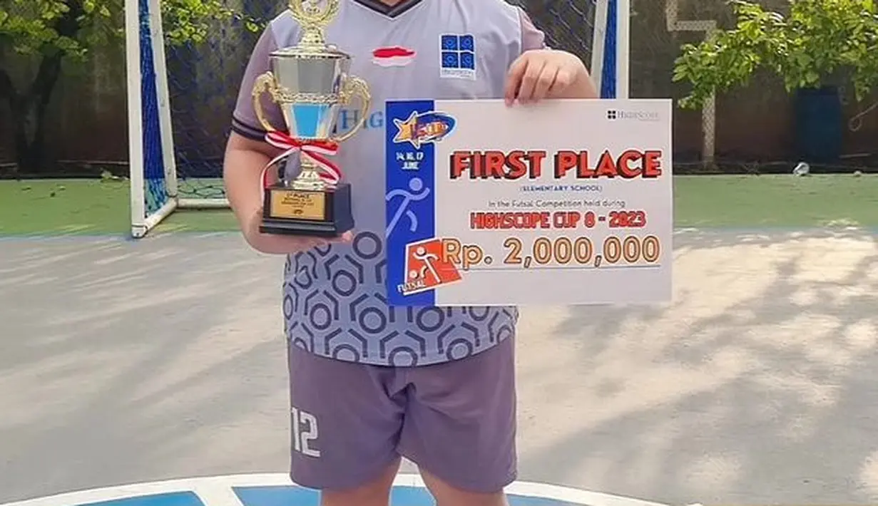 Anak kedua Krisdayanti dan Raul Lemos, Kellen yang juga berhasil meraih juara 1 bersama teman-temannya. [Instagram/raullemos06]