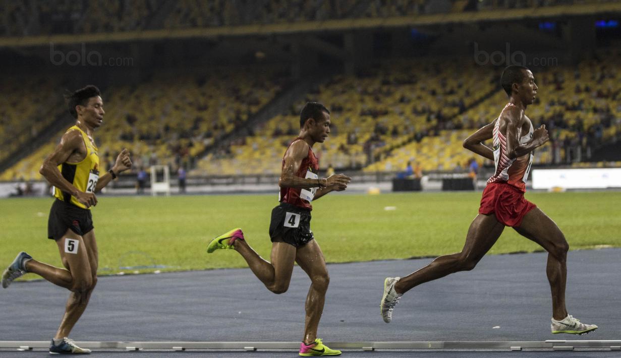 Pelari Indonesia, Agus Prayogo, meraih medali emas SEA Games cabang atletik nomor 10.000 meter di Stadion Bukit Jalil, Kuala Lumpur, Jumat (25/8/2017). Agus menorehkan waktu 30 menit 22,26 detik. (Bola.com/Vitalis Yogi Trisna)