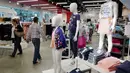 Suasana toko yang menjual pakaian daur ulang di toko Target, New York, Jumat (14/7). Konsumen berharap banyak produsen pakaian yang mulai menggunakan bahan daur ulang untuk mode pakaiannya agar ramah lingkungan namun tetap berkualitas.  (AP/Mark Lennihan)