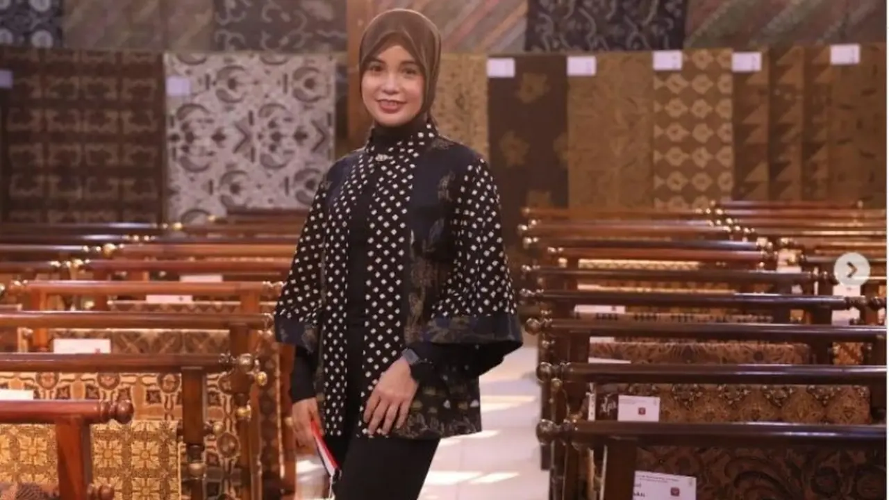 Siti Atiqoh Klaim Tak Punya Tas Mewah dari Brand Asing, Lebih Pilih Produk UMKM.  foto: Instagram @atikoh.s
