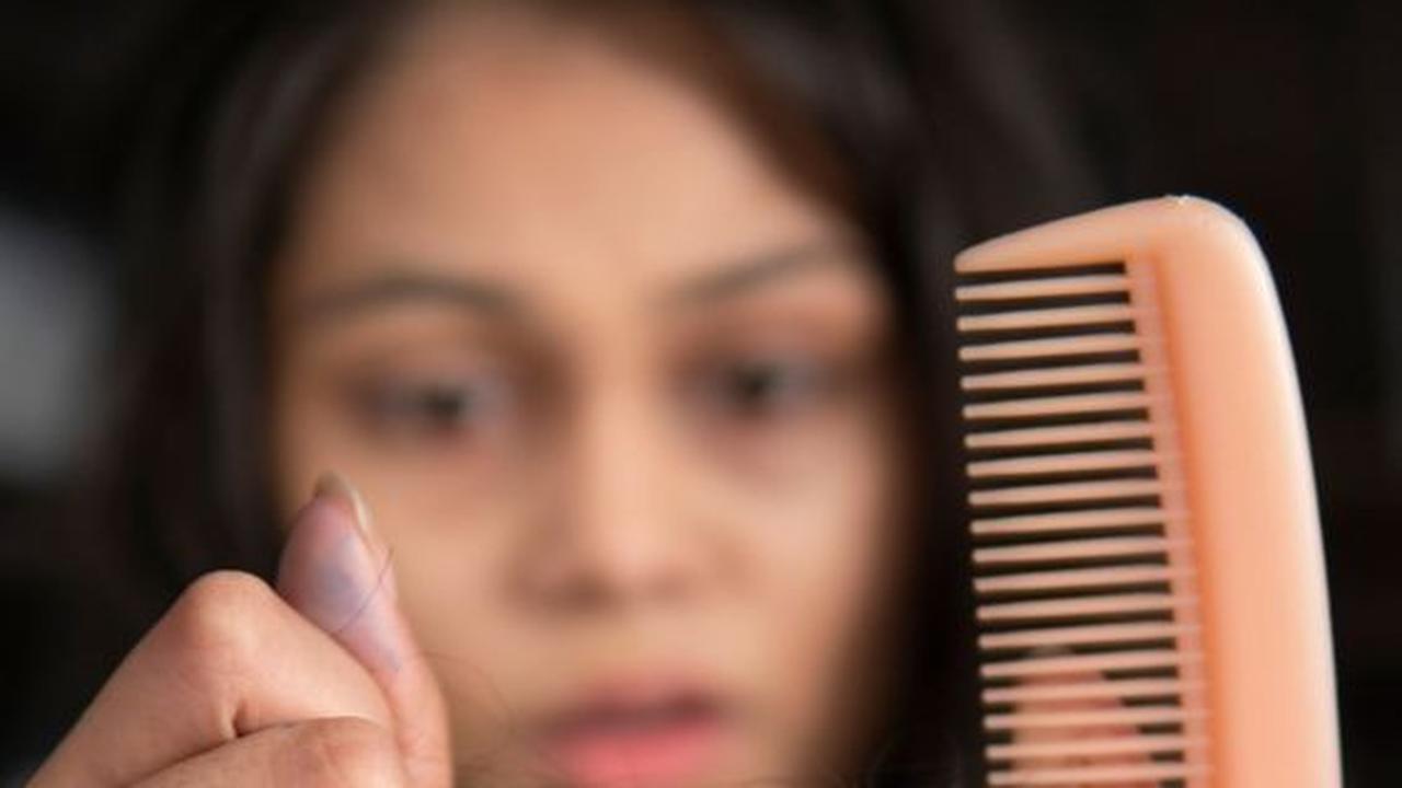 Rambut Rontok Karena Ketombe? Begini Cara Mencegahnya