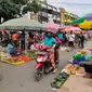 Aktivitas di Pasar Tradisional Lemabang Palembang yang menerapkan aturan social distancing PSBB (Liputan6.com / Nefri Inge)