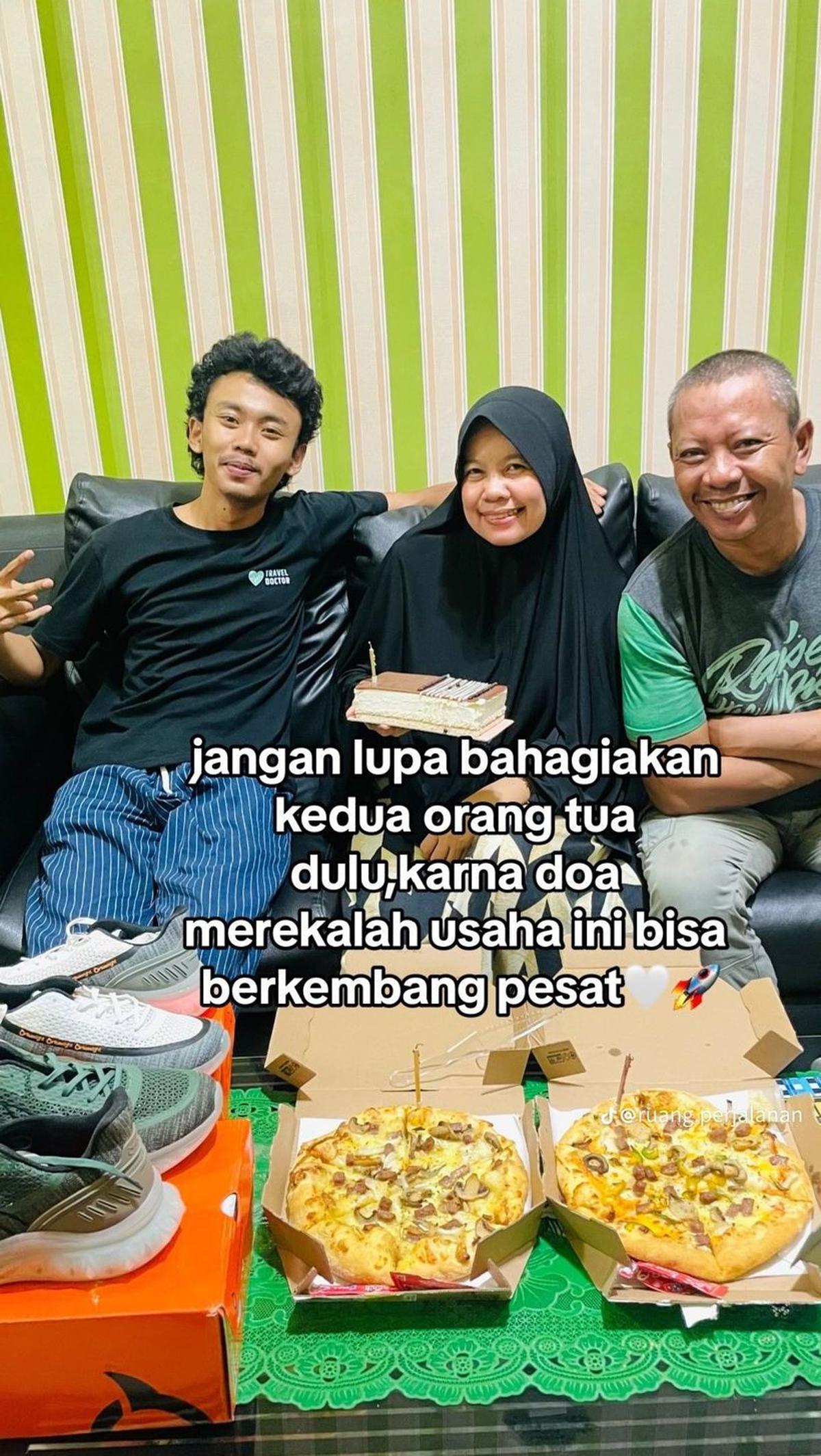 Di tengah usahanya yang mulai berkembang, pria ini juga tak lupa membahagiakan orang tuanya.