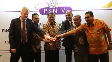 Menkominfo Rudiantara (tengah), Tushar Handiekar (Ketiga kanan), Adi Rahman Adiwoso (kedua kanan) dan jajaran direksi Pasifik Satelit Nusantara (PSN) saat menghadiri Penandatangan Perjanjian di Jakarta, Selasa (5/12). (Liputan6.com/Faizal Fanani)