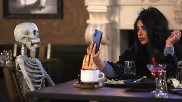 Menyantap Makanan Ditemani Mayat Hidup di Saudi