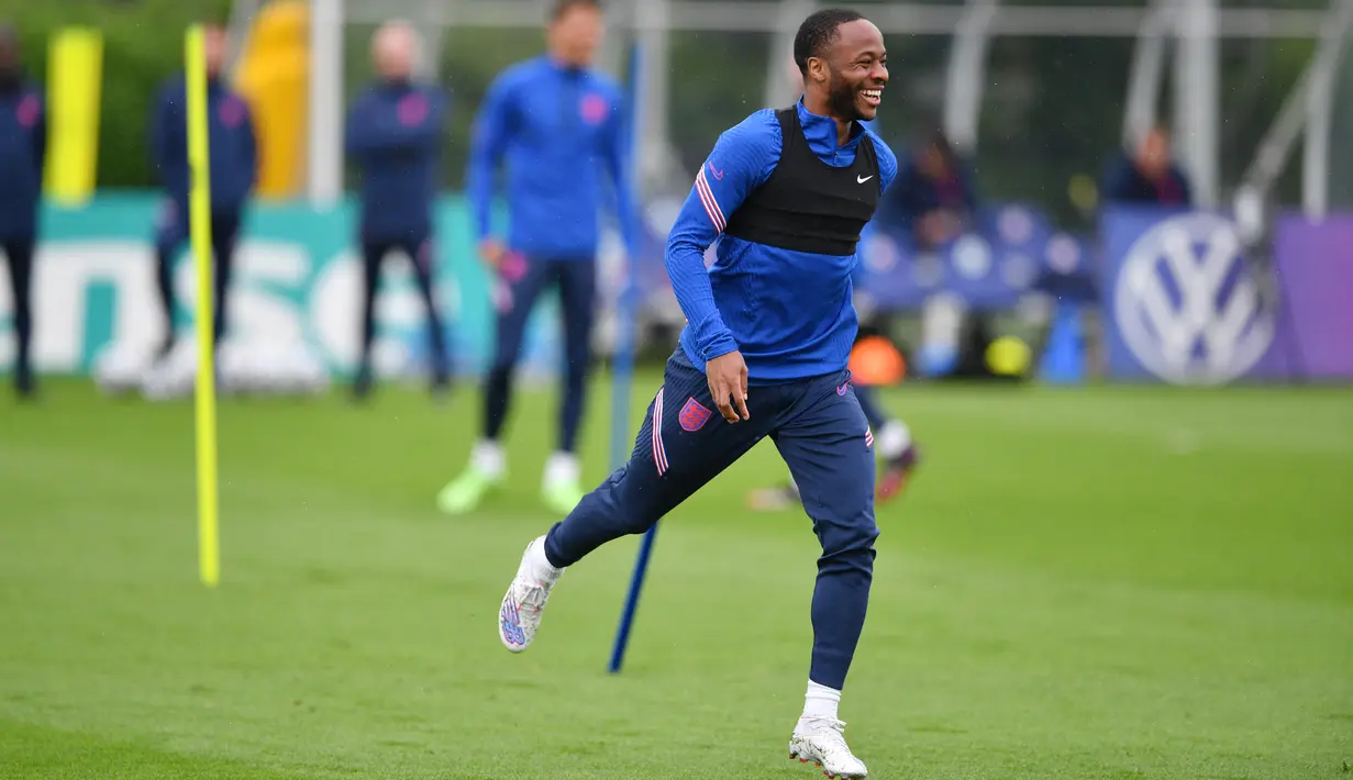 Penyerang Inggris, Raheem Sterling tersenyum saat mengikuti sesi latihan di Tottenham Hotspur training di London (21/6/2021). Inggris dan Republik Ceko sebenarnya hanya membutuhkan hasil imbang saat bertemu di laga terakhir Grup D Euro 2020,. (AFP/Justin Tallis)