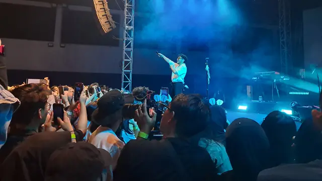 Konser Kunto Aji Disambut Antusiasme Penonton (credit: kapanlagi.com/Puput Saputro)