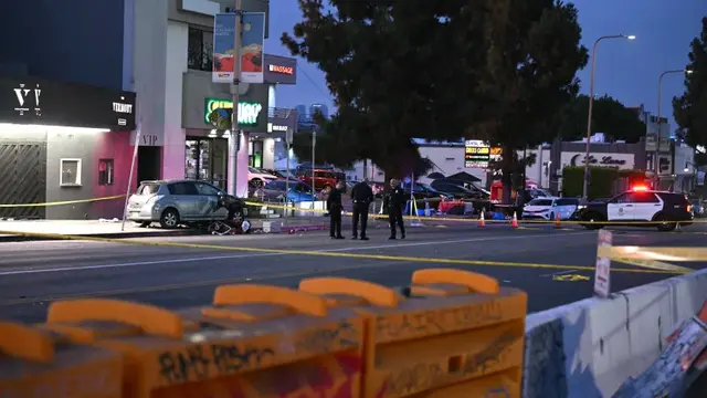 Petugas berjaga di lokasi kejadian dekat lokasi musik The Vermont Hollywood setelah sebuah kendaraan menabrak kerumunan Sabtu dini hari. (AFP)