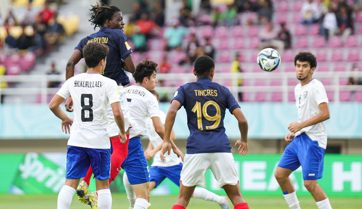 Pemain Timnas Prancis U-17, Bastien Meupiyou (atas) menyundul bola dalam sebuah kemelut di depan gawang Timnas Uzbekistan U-17 pada laga perempat final Piala Dunia U-17 2023 di Stadion Manahan, Solo, Sabtu (25/11/2023). (Doc. LOC WCU17/NFL)