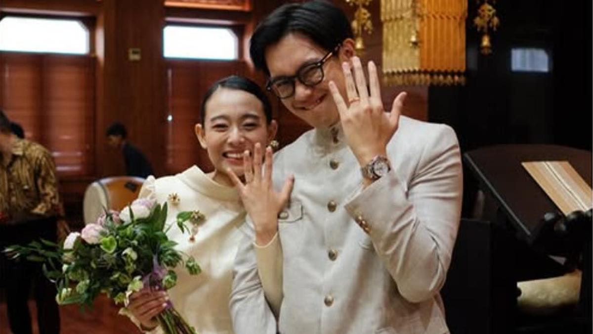 Resmi Menikah! Brandon Salim dan Dhika Himawan Tampil Serasi dalam Busana Pengantin Klasik Vintage yang Effortless
