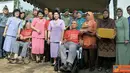 Citizen6, Bekasi: Panglima TNI beserta ibu Tetty Agus Suhartono berfoto bersama dengan keluarga TNI  di acara bakti sosial HUT Dharma Pertiwi ke-47. (Pengirim: Badarudin Bakri Badar)