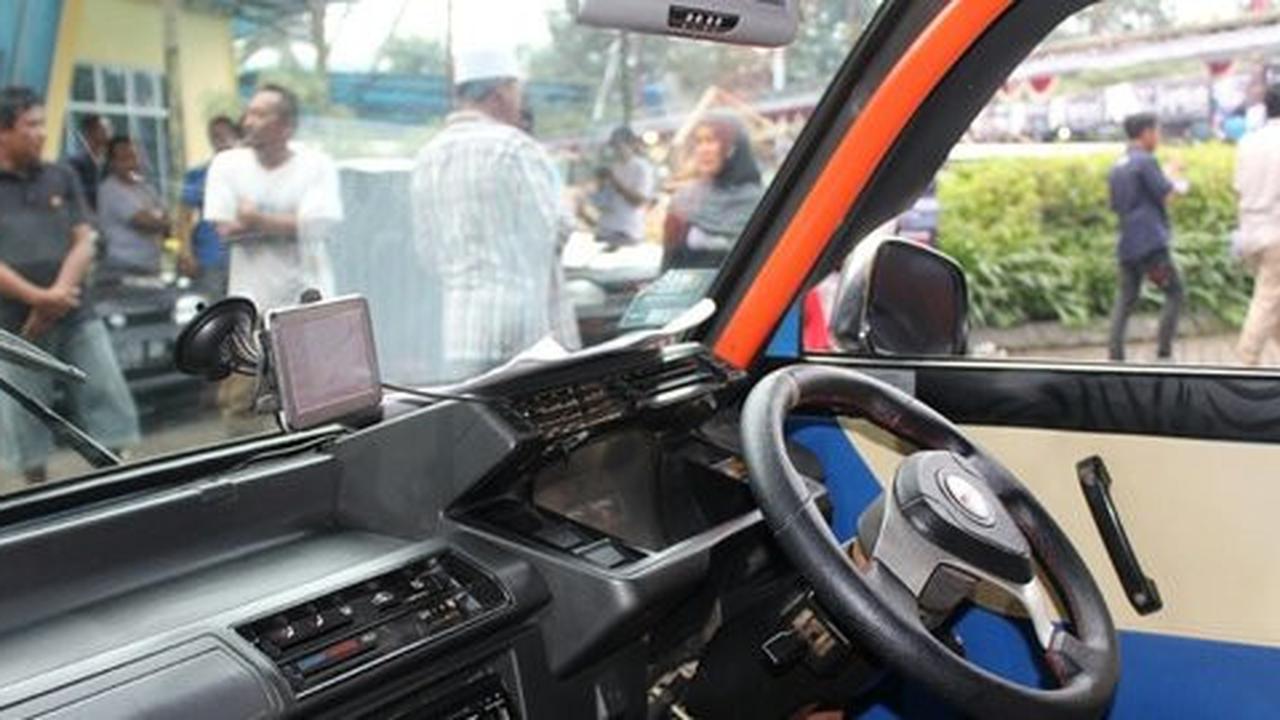 Pilih sopir angkot berseragam dan memiliki ID