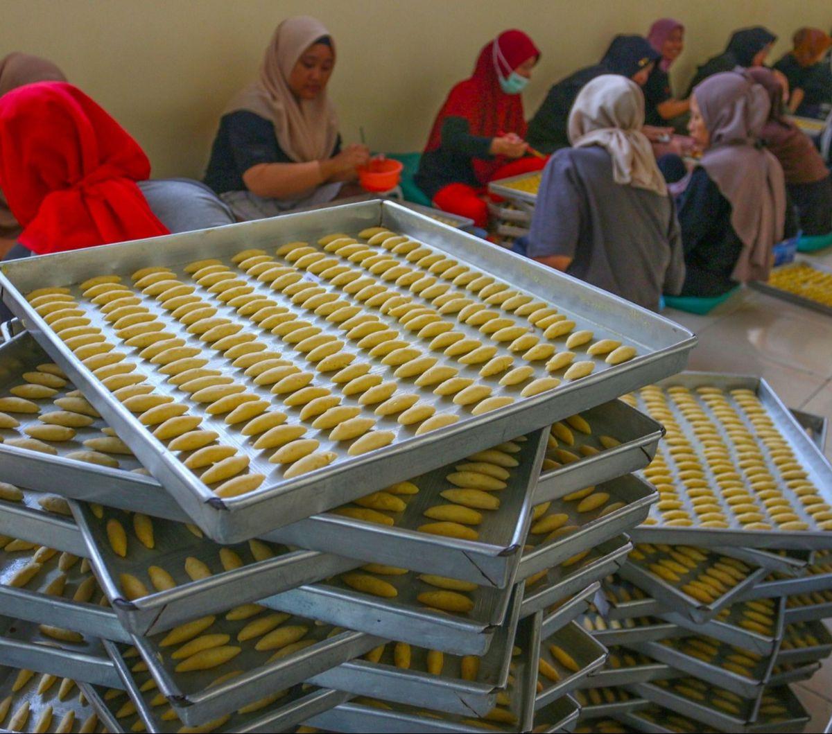Pekerja menyelesaikan pembuatan kue kering Lebaran di industri rumahan Risa Resa Cookies, kawasan Ciganjur, Jakarta, Senin (18/03/2023). Tiga pekan menjelang Lebaran permintaan kue kering mengalami peningkatan. Foto: merdeka.com / Arie Basuki