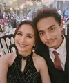 Prilly Latuconsina hadir bersama kekasihnya, Omara. Prilly pun tampil cantik dibalut long dress hitam halteneck blink-blink. Omara pun terlihat rapi dengan setelan jas hitam lengkap mengenakan dasi dan kemeja putih. [@prillylatuconsina96]