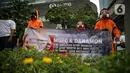 Sejumlah orang tergabung dari masyarakat sipil menggelar aksi di depan Gedung MUFG, Jakarta, Selasa Senin (5/4/2021). Dalam aksinya mereka menuntut Bank MUFG dan Danamon bertanggung jawab terhadapat kerusakan Hutan, Krisis Iklim dan Pelanggaran HAM di Indonesia. (Liputan6.com/Faizal Fanani)