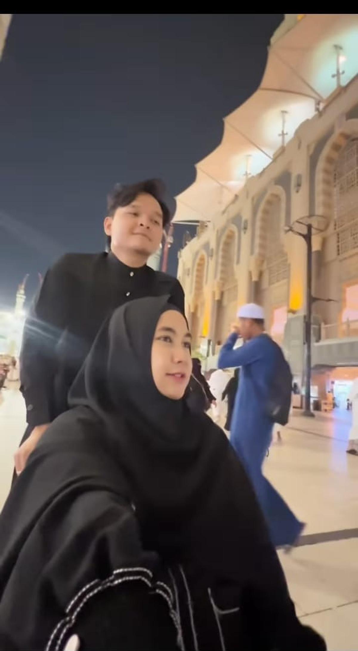 Potret Anisa Rahma dan Suami Umrah