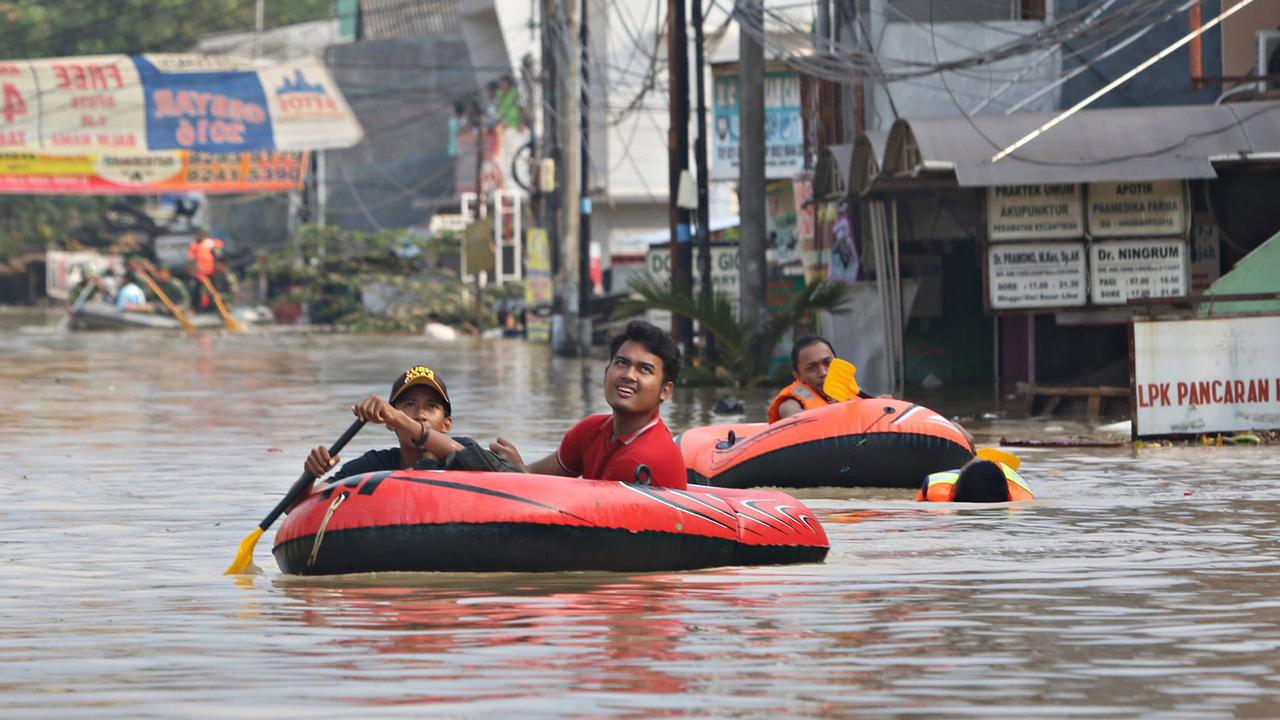 VIDEO: Dampak Dahsyat Banjir Bekasi, Muncul Lubang Raksasa Depan Perumahan Elite