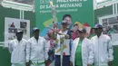 Pevoli legendaris Indonesia, Pascal Wilmar (tengah), saat pawai obor Asian Games XVIII di Palembang, Sumatra Selatan, Sabtu (4/8/2018). Sebanyak 53 kota di Indonesia akan dilalui oleh obor Asian Games. (Bola.com/Reza Bachtiar)