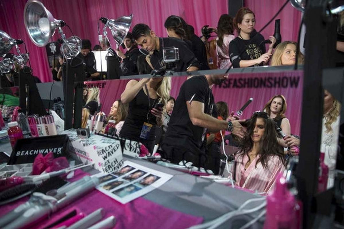 Intip kesibukan model-model seksi Victoria's Secret di ruang ganti