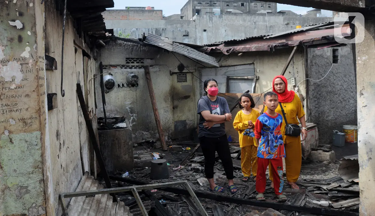 Pedagang memeriksa lokasi kebakaran Pasar Ciputat, Tangerang Selatan, Banten, Kamis (12/5/20222). Kebakaran Pasar Ciputat pada kemarin sore menghanguslan lebih dari 50 kios dan rumah warga yang berada di sekitar pasar. (merdeka.com/Arie Basuki)