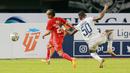 Pemain Persija Jakarta, Riko Simanjuntak (kiri), berusaha melewati pemain Persita Tangerang, Yohanes Kandaimu, pada laga pekan keenam BRI Liga 1 2022/2023 di Stadion Patriot Candrabhaga, Bekasi, Rabu (24/8/2022). (Bola.com/M Iqbal Ichsan)