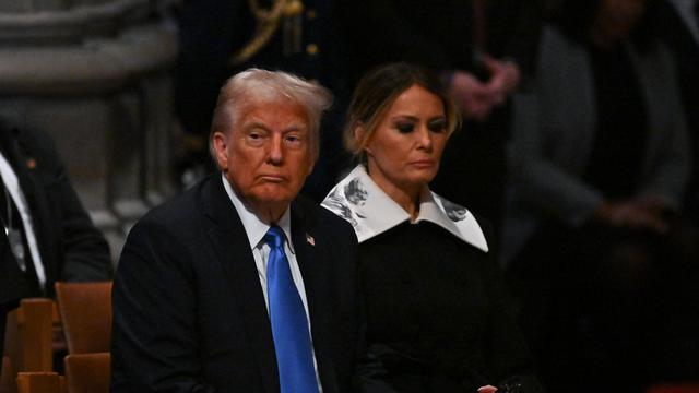 Gambar Orang Berciuman di Busana Hitam Melania Trump Saat Pemakaman Jimmy Carter