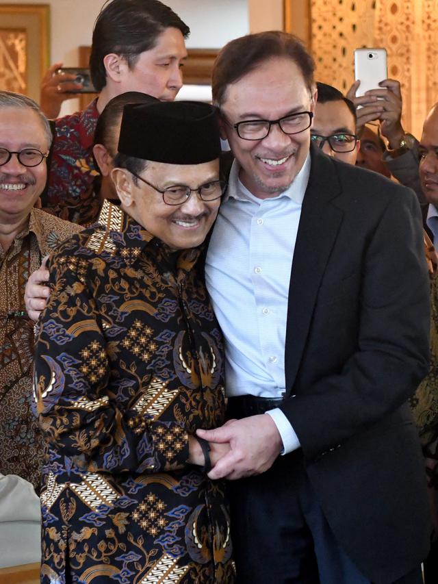 Eks Wakil PM Malaysia Anwar Ibrahim Takziah ke Kediaman BJ ...