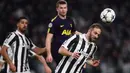 Aksi pemain Juventus, Gonzalo Higuain (kanan) menyundul bola ke gawang Tottenham pada laga 16 besar Liga Champions di The Allianz Stadium, Turin, (13/2/2018). Juventus bermain imbang 2-2 dengan Tottenham. (AFP/Marco Bertorello)