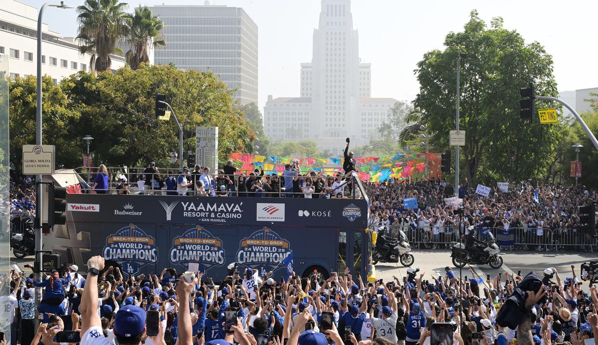 Para pemain, pelatih, ofisial tim Los Angeles Dodgers melakukan pawai di atas bus mengelilingi kota Los Angeles, California setelah berhasil menjuarai 2025 World Series Championship pada Senin (03/11/2025) waktu setempat. (AP Photo/Kyusung Gong)