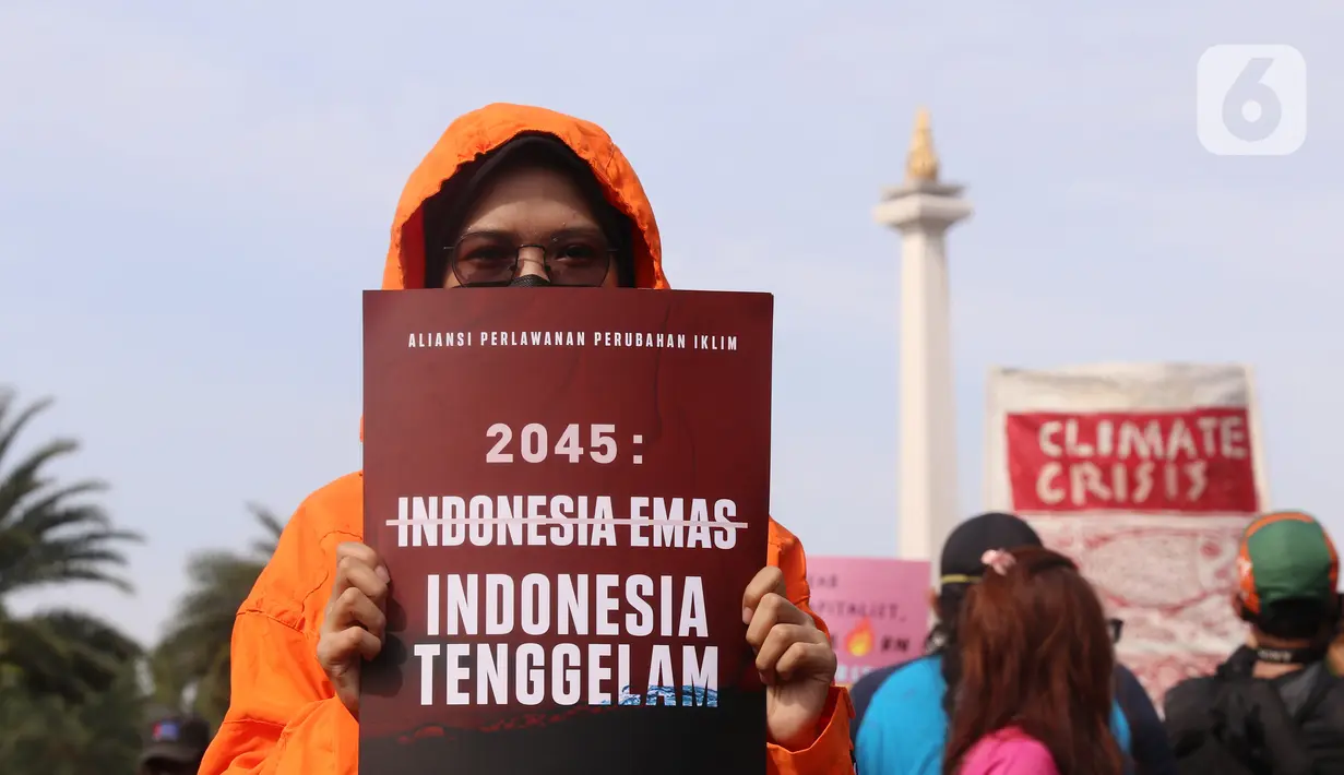 Aliansi Perlawanan Iklim melakukan aksi damai di kawasan Monas, Jakarta, Jumat (5/11/2021). Massa menyerukan bahwa bumi sedang darurat serta krisis iklim namun dibiarkan karena negara hanya melindungi oligarki dan bisnisnya, bukan masa depan seluruh rakyat Indonesia. (Liputan6.com/Angga Yuniar)