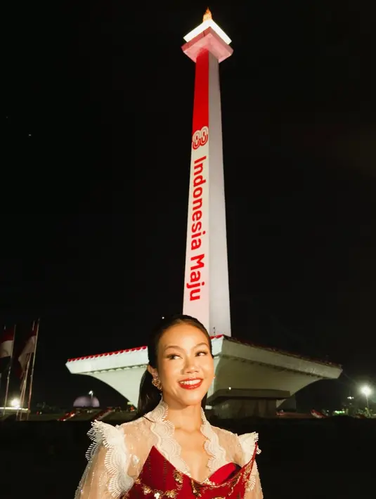 Yura berhasil menghadirkan kebaya tradisional dalam sentuhan kekinian tanpa kehilangan esensi klasiknya, membuatnya tampak seperti diva yang siap bersinar di panggung perayaan bersejarah ini. [@yurayunita].
