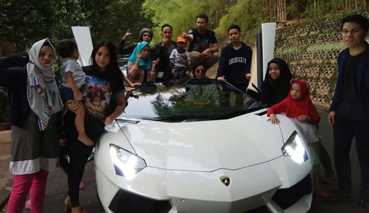 "Saya Raffi Ahmad saya mau klarifikasi mengenai pemberitaan yg sedang beredar saat ini mengenai masalah pajak mobil saya dan saat petugas kerumah saya sedang berada di lokasi shooting, sebagai warga negara indonesia saya sangat taat wajib pajak," tulisnya