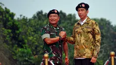 Presiden Joko Widodo dan Panglima TNI Jenderal Moeldoko  saat mengikuti upacara pengangkatan Presiden Jokowi sebagai warga kehormatan Pasukan khusus TNI di Markas Besar TNI Cilangkap, Jakarta Timur, Kamis (16/4/2015). (Liputan6.com/Yoppy Renato)
